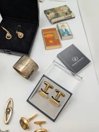 Samling af vintage tændstikæsker, smykker og diverse samlerobjekter