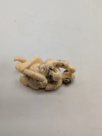 Japansk Shunga Netsuke i udskåret ben forestillende elskende par