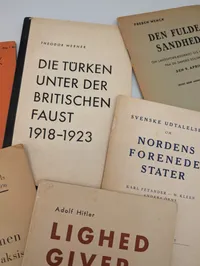 Samling af politiske pjecer og bøger fra 1930'erne og 1940'erne