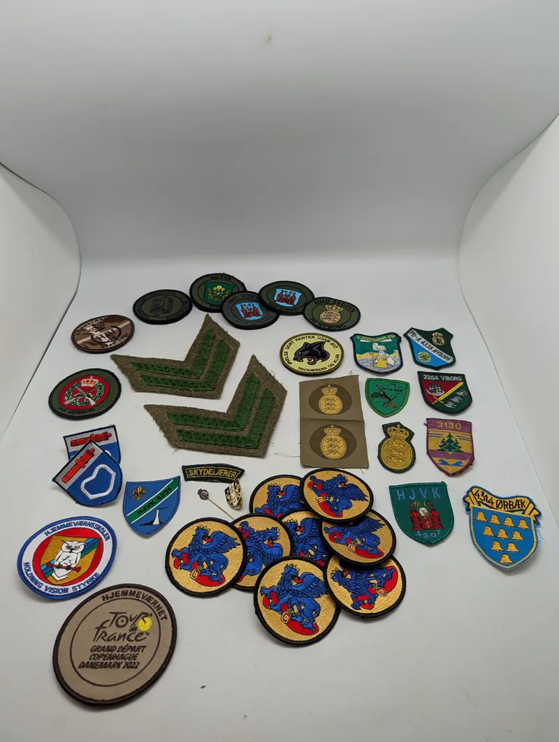 Samling af danske Hjemmeværnsmærker og militære distinktioner