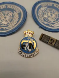Samling af FN-militaria: To stofmærker, emaljenål og ordensbånd