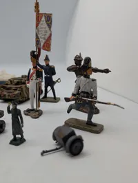 Samling af militære figurer og køretøjer i metal og plast