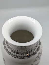 Kinesisk Famille Rose Porcelænsvase med Kvinder i Have