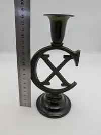 Antik lysestage i bronze med Christian X monogram