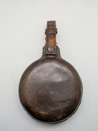 Antik militær Dansk feltflaske model 1873 i læderbetræk