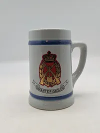 Infanteriskolen stentøjskrus med militært emblem