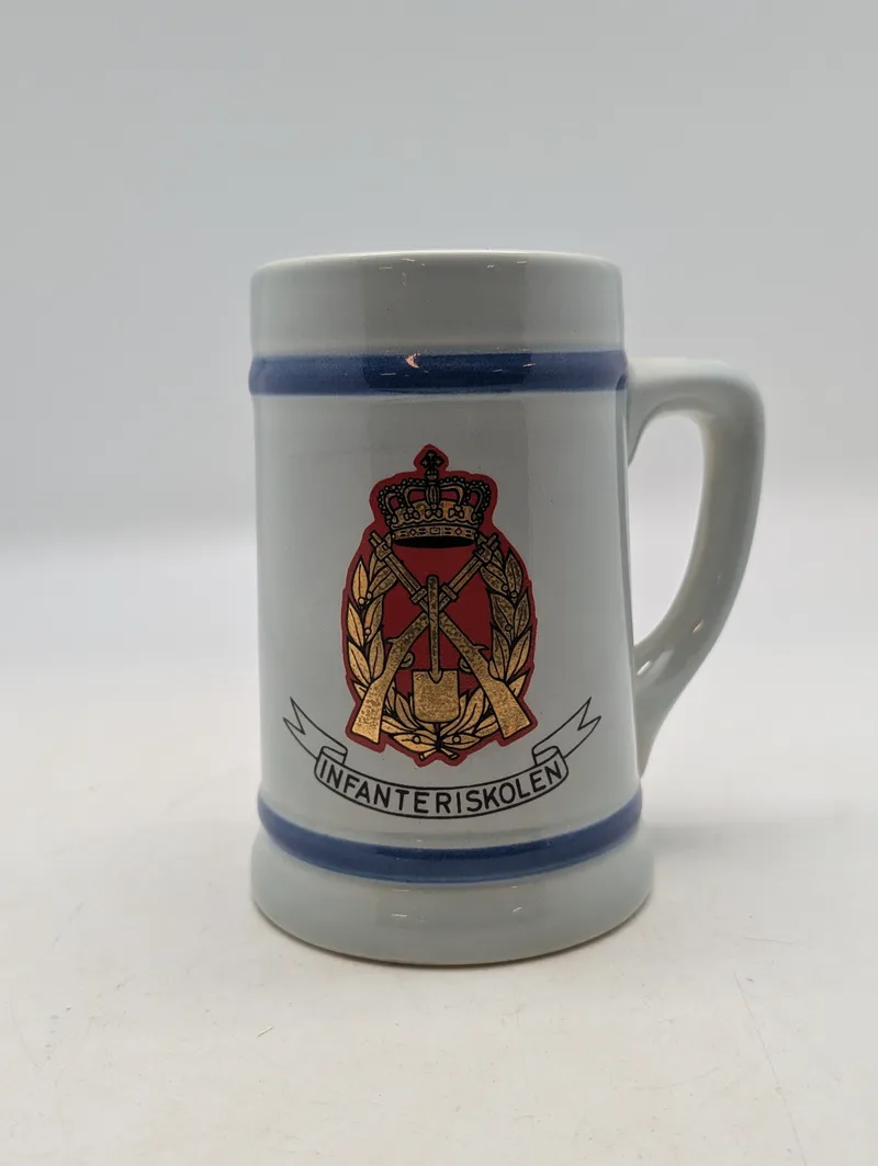 Infanteriskolen stentøjskrus med militært emblem