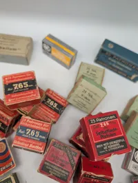 Stor samling af antikke og vintage ammunitionsæsker fra diverse producenter Tomme 