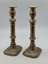 Et par antikke balusterformede lysestager af messing