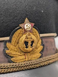 Sovjetisk Flådeofficers Kasket med Hammer og Segl Emblem