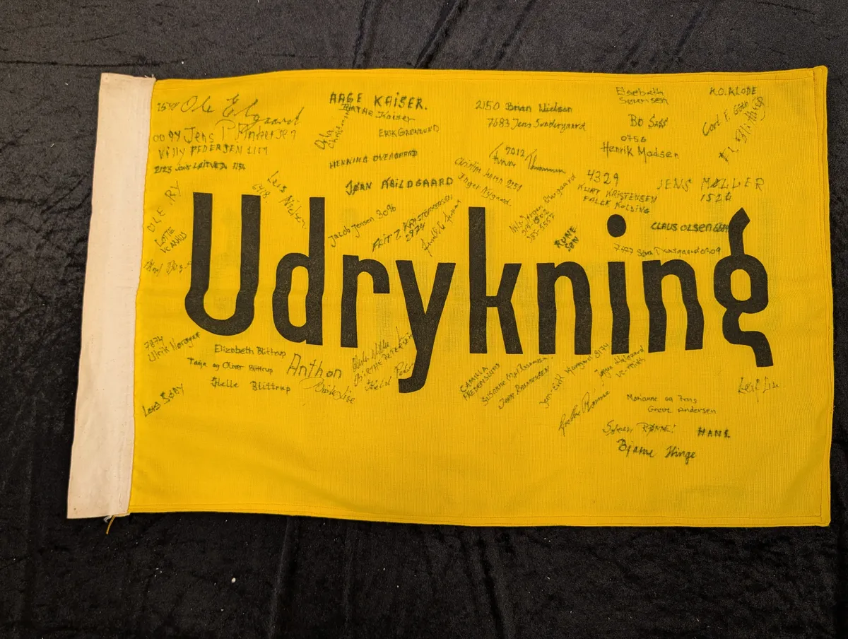 Dansk 'Udrykning' gul flag med autografer