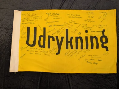 Dansk 'Udrykning' gul flag med autografer
