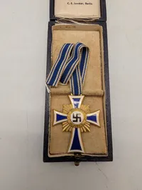 C. E. Juncker, Berlin: Moderkors i guld (Ehrenkreuz der Deutschen Mutter)