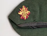 To danske militære baretter med emblemer Telegraf