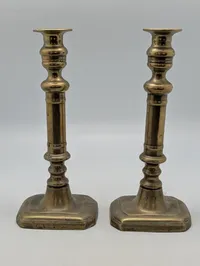 Et par antikke balusterformede lysestager af messing