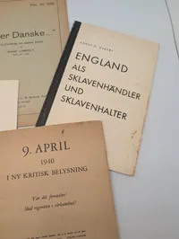 Samling af seks historiske pjecer og hæfter fra 2. verdenskrig