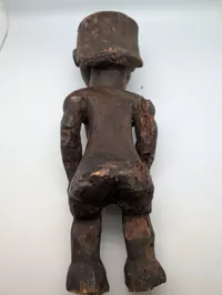 Afrikansk udskåret træfigur, kvindeskikkelse med fremtrædende træk