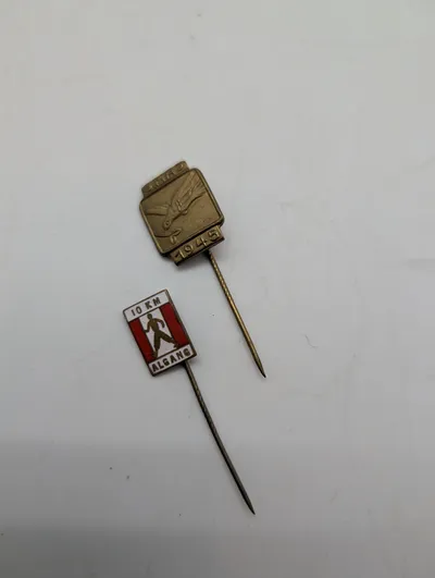 To vintage danske emalje- og metalnåle, 5. Maj 1945 og 10 KM Afgang