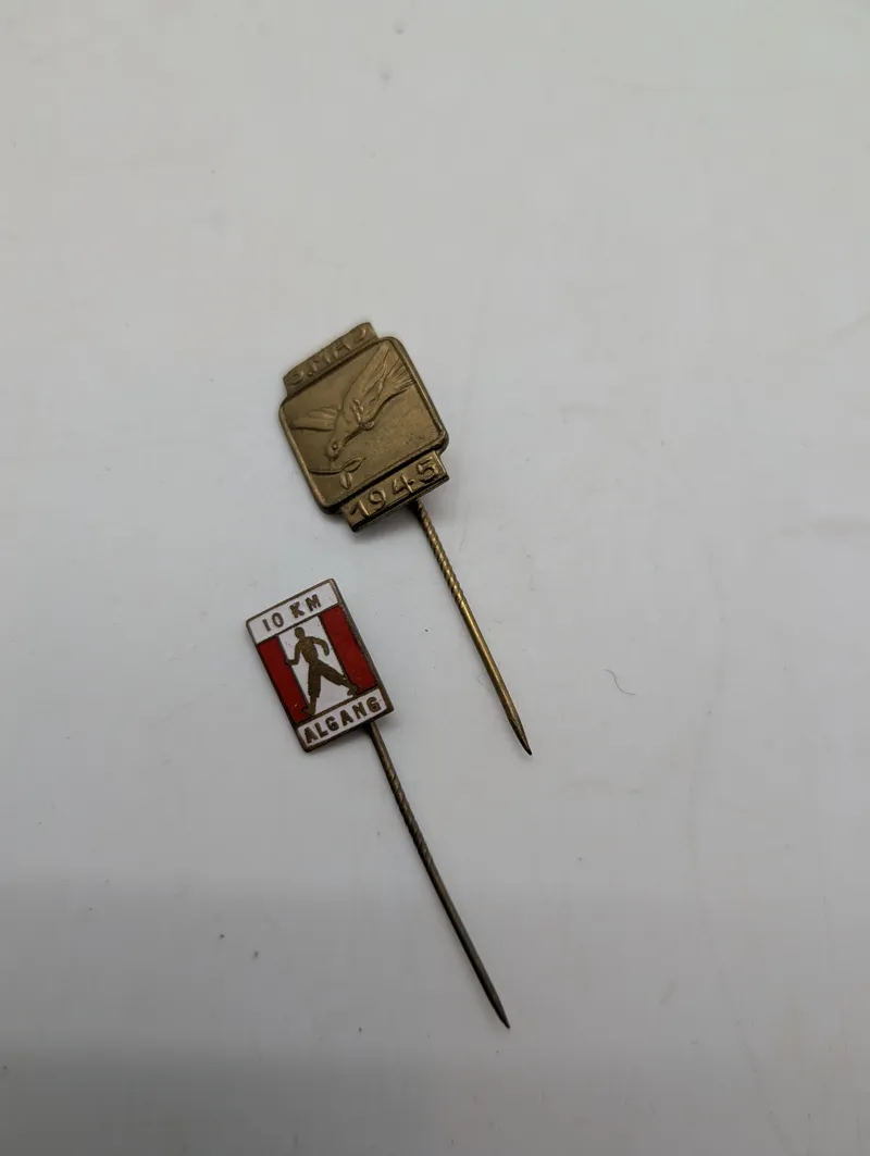 To vintage danske emalje- og metalnåle, 5. Maj 1945 og 10 KM Afgang