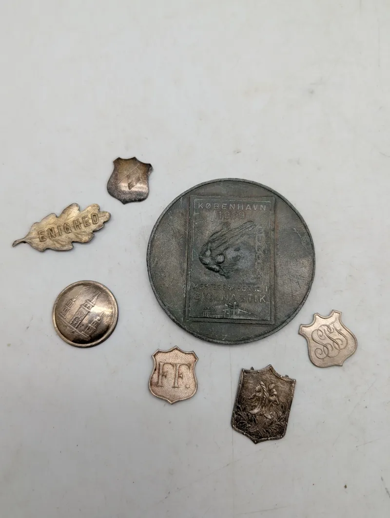 Samling af danske medaljer og emblemer, herunder København 1959