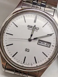 To Seiko SQ Quartz armbåndsure med dag- og datovisning