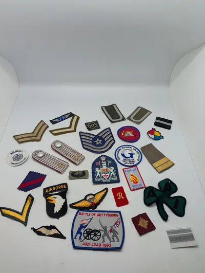 Samling af militære og civile stofmærker, distinktioner og emblemer