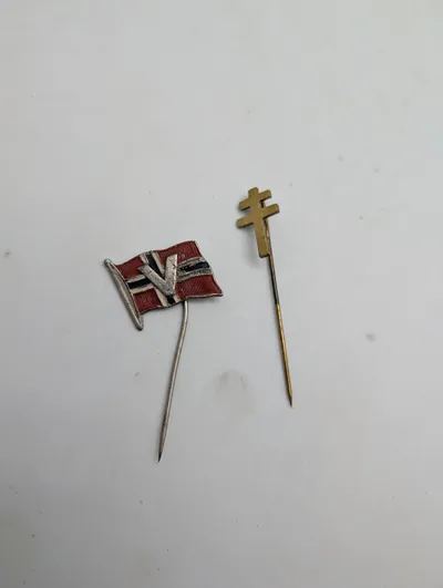 To pins fra 2. verdenskrig: Norsk flag med 'V' og Lothringen-kors