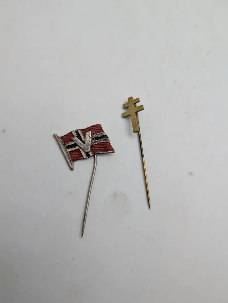 To pins fra 2. verdenskrig: Norsk flag med 'V' og Lothringen-kors