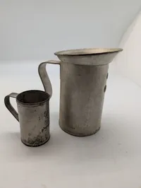 To antikke danske mål i metal, dateret 1948 og 1950