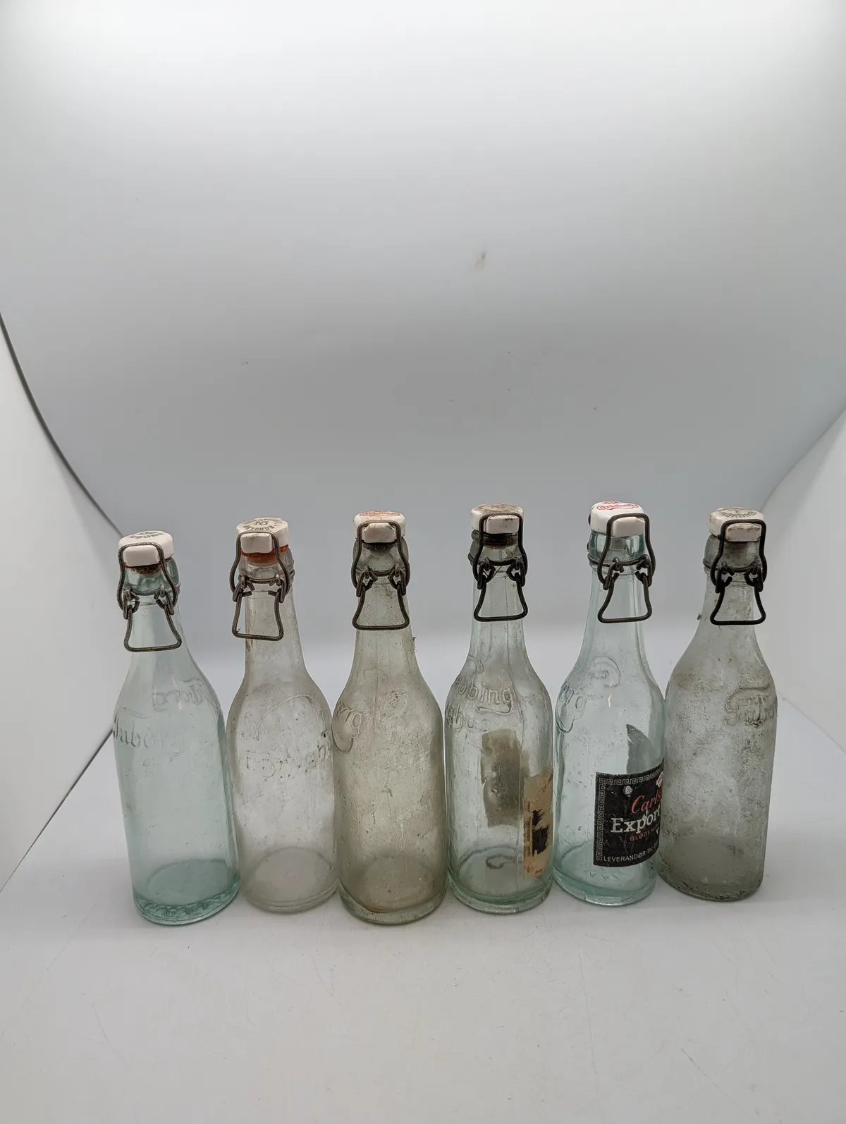 Samling af 6 antikke ølflasker med patentprop fra Tuborg og Carlsberg
