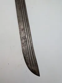 Antik machete med træskæfte og tre riller i klingen