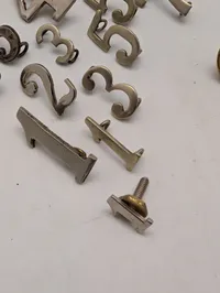 Samling Danske  af militære emblemer, taltegn og knapper i metal