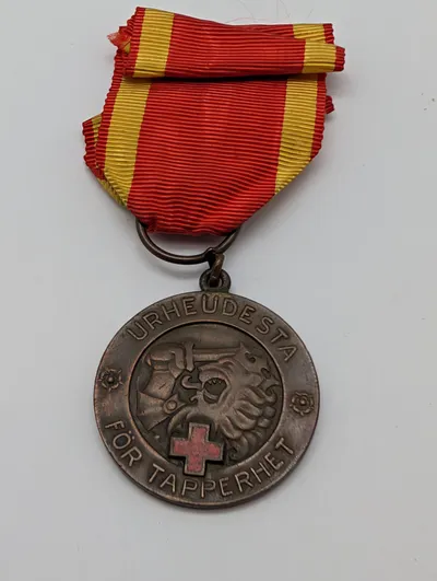 Finsk Medalje for Tapperhed (Urheudesta För Tapperhet) med Røde Kors