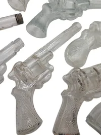 Samling af antikke glaspistoler og gevær til Alkohol 