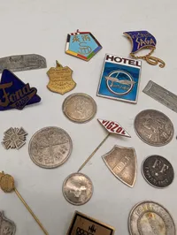 Samling af antikke og vintage danske emblemer, nåle og mønter
