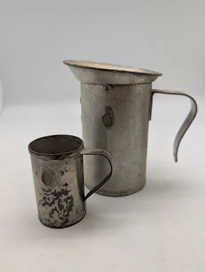 To antikke danske mål i metal, dateret 1948 og 1950