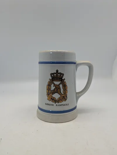 Hærens Kampskole stentøjskrus med militært emblem
