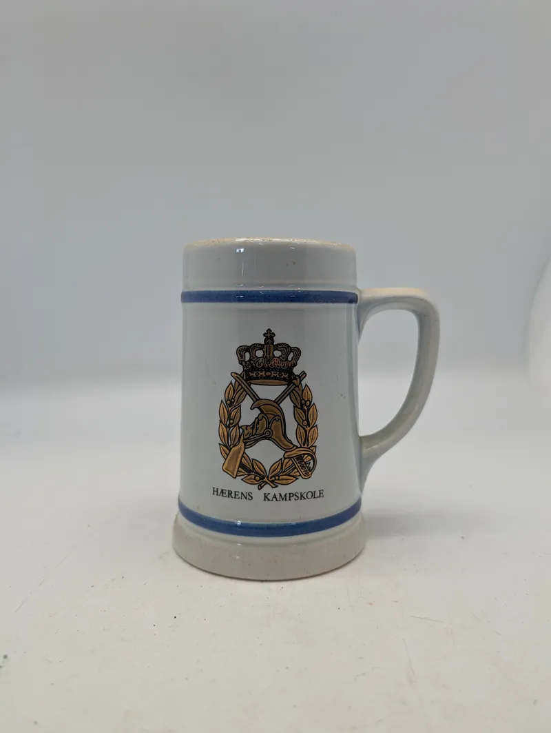 Hærens Kampskole stentøjskrus med militært emblem
