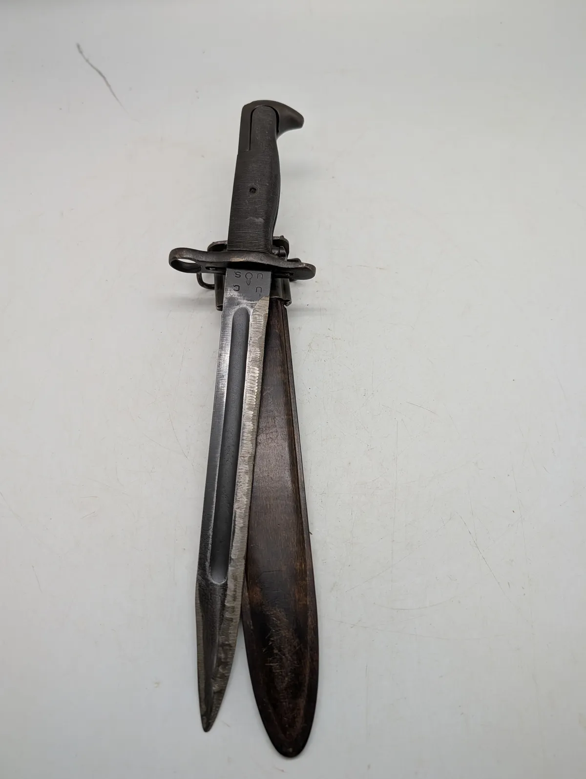 Amerikansk M1 Bajonet fremstillet af Utica Cutlery med HTK-mærket skede