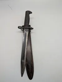 Amerikansk M1 Bajonet fremstillet af Utica Cutlery med HTK-mærket skede