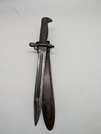 Amerikansk M1 Bajonet fremstillet af Utica Cutlery med HTK-mærket skede