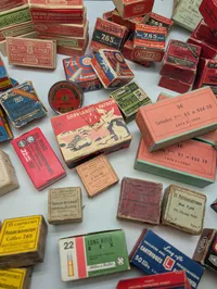 Stor samling af antikke og vintage ammunitionsæsker fra diverse producenter Tomme 