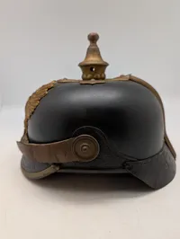  Pickelhaube hjelm med messingørn og hagerem