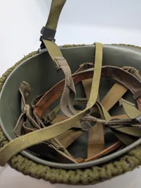 dANSK Militær stålhjelm med camouflagenet og hagerem