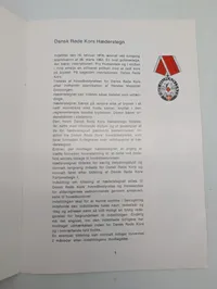 Dansk Røde Kors dokumentpakke vedrørende dekorationer og emblemer, 1981