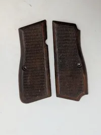 Browning Hi-Power (P35) Skæfter i Netskåret Valnøddetræ WW2