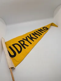 Dansk Udrykningsflag i Gul Tekstil med Sort Broderi