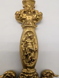 Fransk forgyldt bronze sværdhæfte med mytologiske figurer