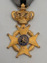 Belgisk Leopold II Orden, Officerskors i forgyldt metal