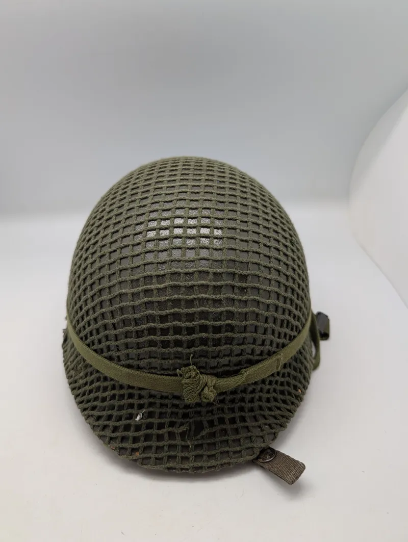 Dansk Militær M1 Stålhjelm med Camouflage Net og Elastikbånd